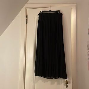 Maxi pleated black skirt